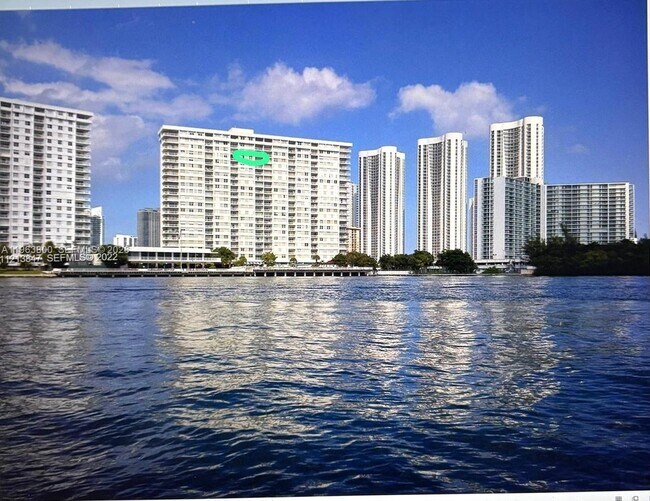 Foto del edificio - 300 Bayview Dr