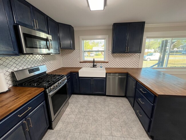 Building Photo - Remodeled 2 Bedroom, 1 Bathroom home near ...