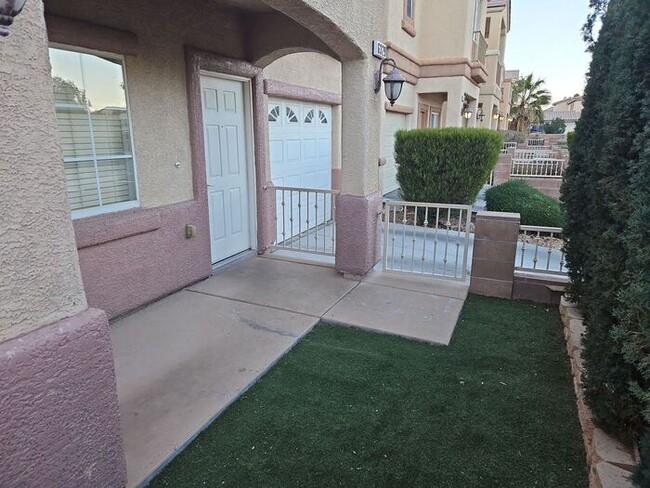 Building Photo - Beautiful 2 bedroom 2.5 bath !