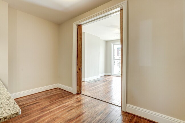 Cocina con vista a la sala de estar - 14 1/2 W Leigh St