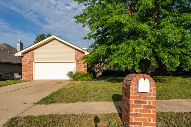 Building Photo - Newly Renovated 3bed 2bath, Available Imme...