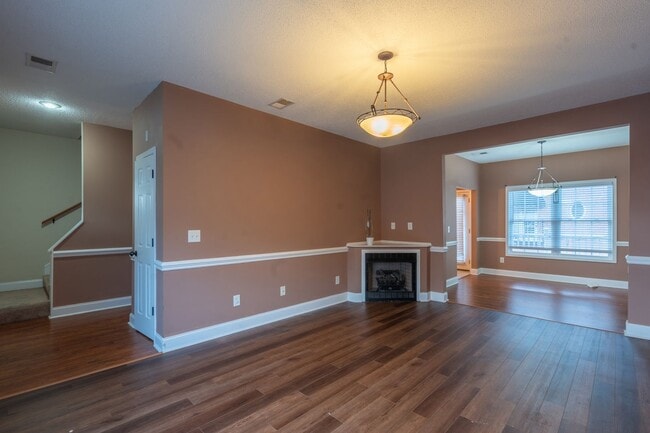 Building Photo - Rent-Ready 3BR/2.5BA Townhouse with 2-Car Garage Near Johnson City Hospital