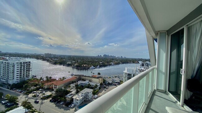 Building Photo - 3101 Bayshore Dr