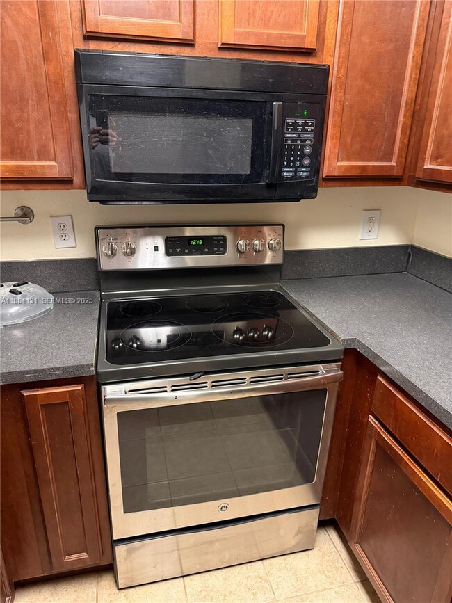 Foto del edificio - 7650 Westwood Dr