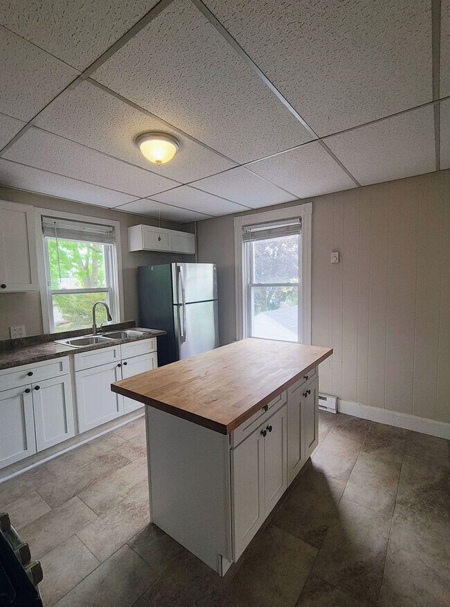 Building Photo - ****Cranston/Auburn Neighborhood - Two Bed...