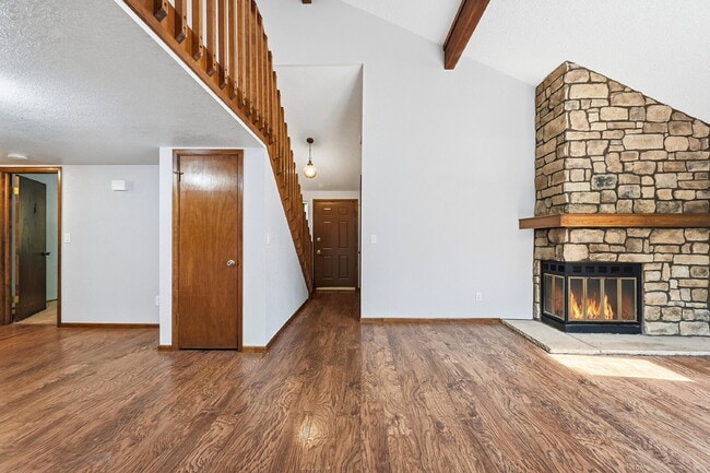 Foto del edificio - $2,595.95  - 3 Bed, 2 bath Condo with Lofted Bonus Space and In Unit Laundry!