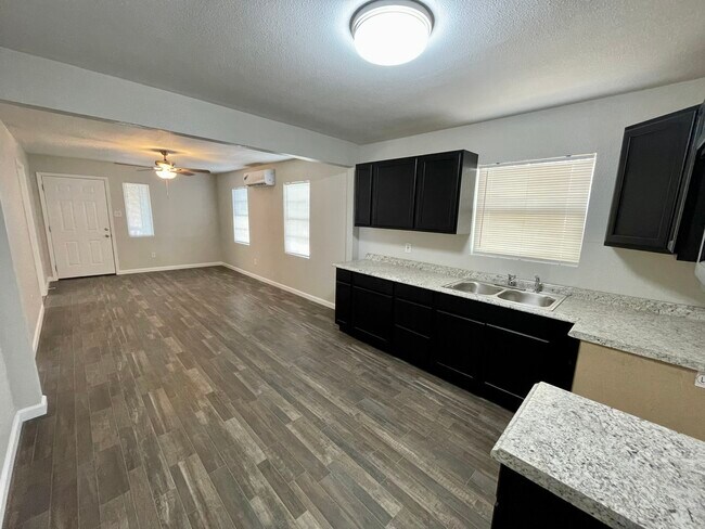 Cocina/Sala de estar - 676 W Robertson St