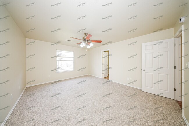 Foto del edificio - 484 Timber Ridge Rd