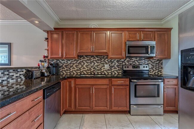 Building Photo - 3351 S Palm Aire Dr