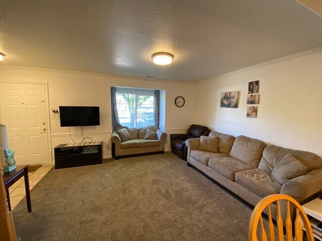Building Photo - Townhome in Provo