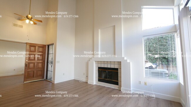 Foto del edificio - Gorgeous 3 bd/ 2.5 bth Two Story Townhome ...