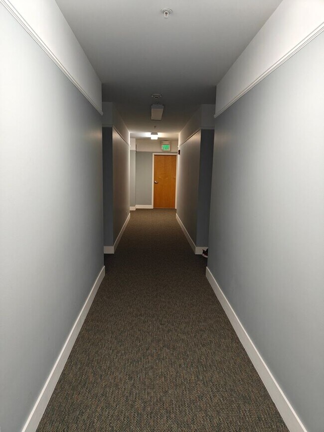 Foto del edificio - Charming, quiet, backyard facing, warm 2BR...