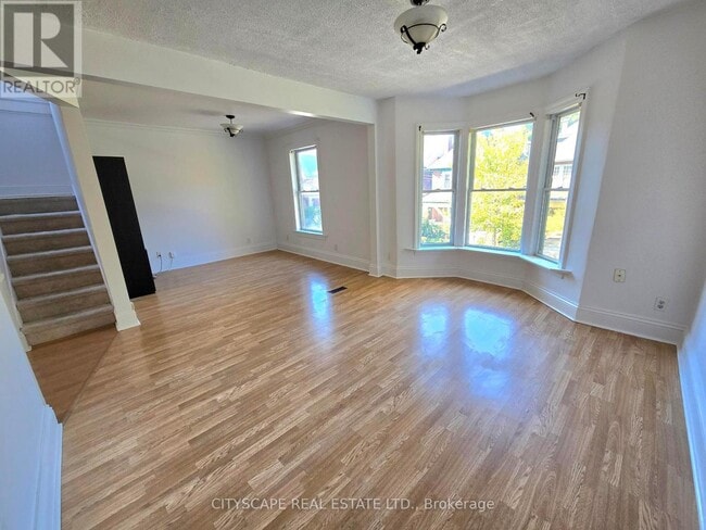 Building Photo - 45 Fairholt Rd S