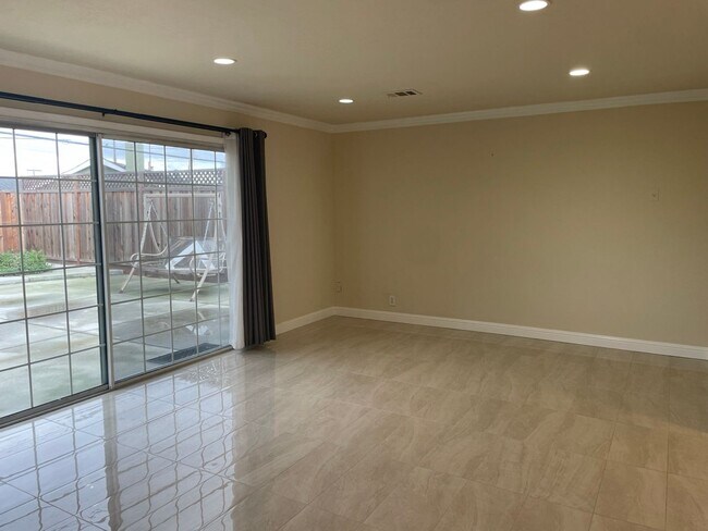 Building Photo - Updated and Charming 4 bedroom + Office/De...
