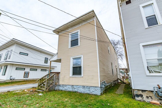 Foto del edificio - Bright Upper Two Bedroom Unit! Recently Remodeled!