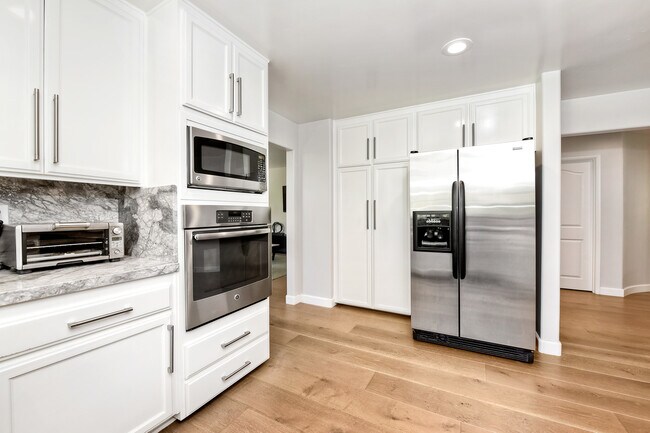 Building Photo - 2896 Torrey Pines Rd