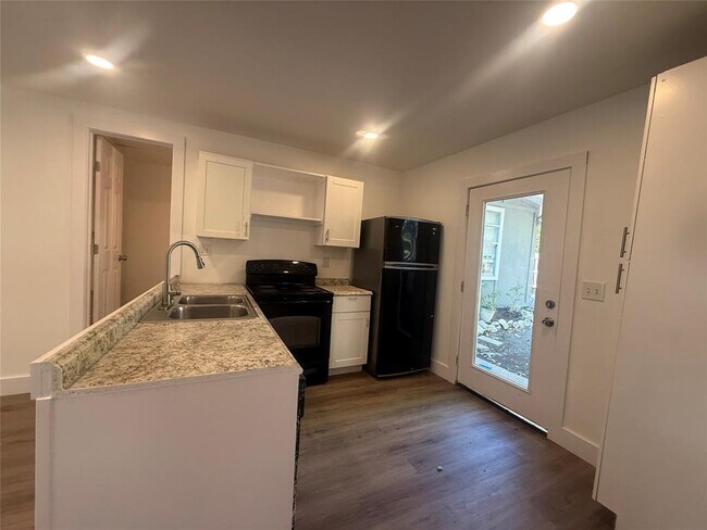 Foto del edificio - 5901 Nancy Dr