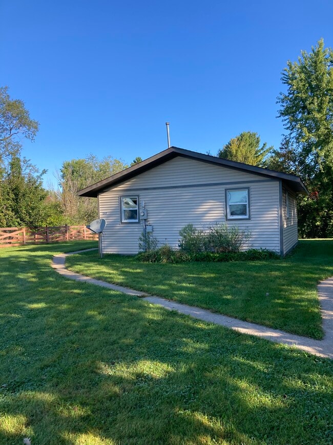 Building Photo - 1207 Lakeview Dr