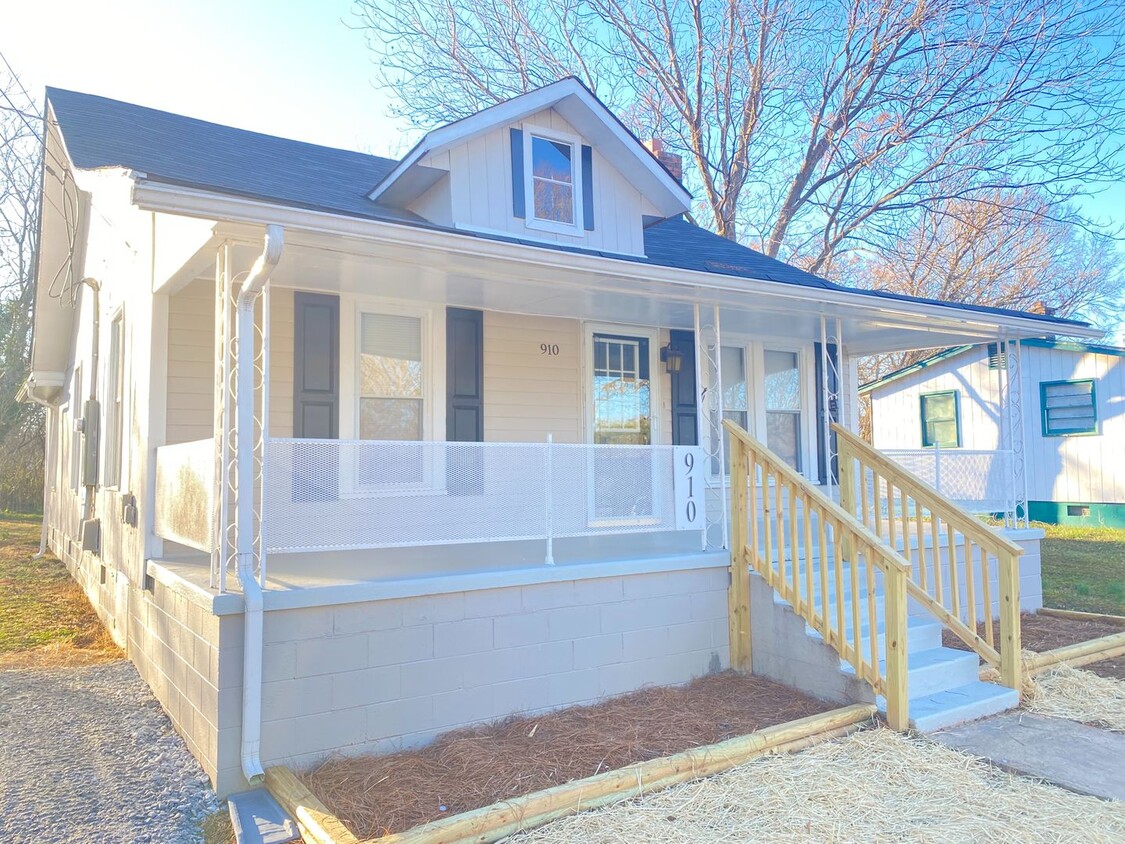 Foto principal - 3bd/1ba House Updated in 2021 near I85 & H...