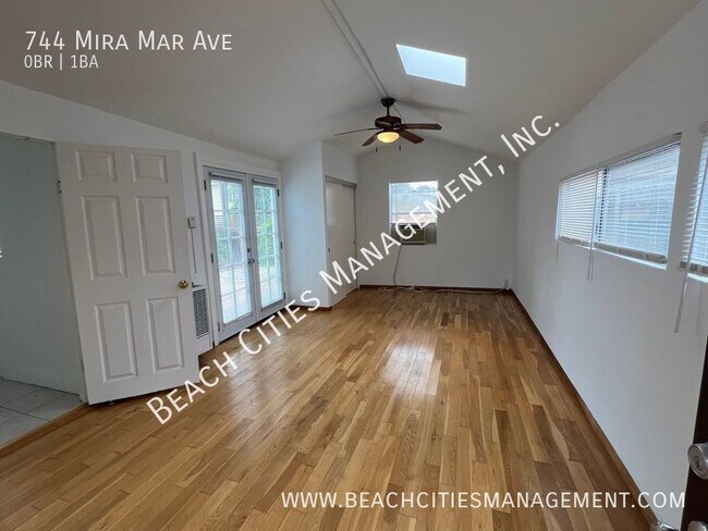 Foto del edificio - Charming Studio Back House with Parking