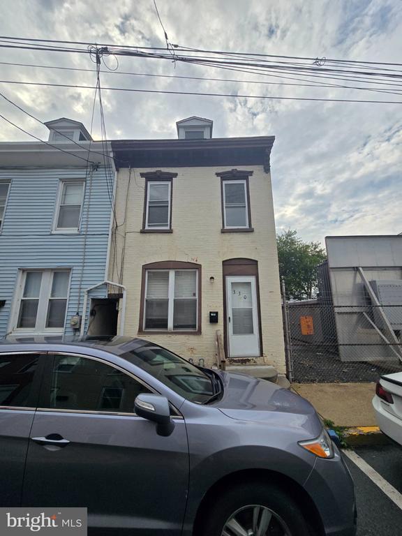 Building Photo - 330 Moss St