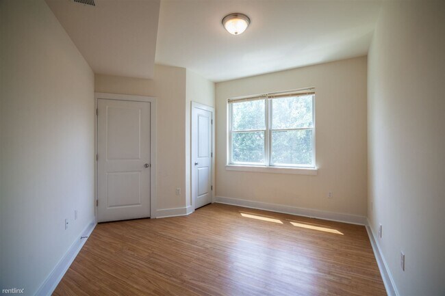 Foto del edificio - 3 br, 2 bath Triplex - 3842 LANCASTER AVE ...