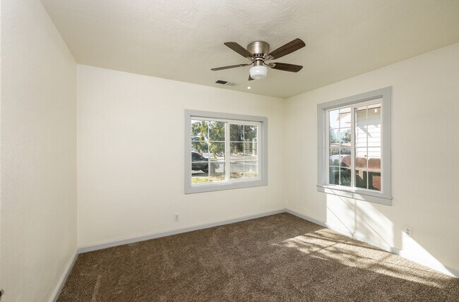 Foto del edificio - 626 W San Joaquin Ave