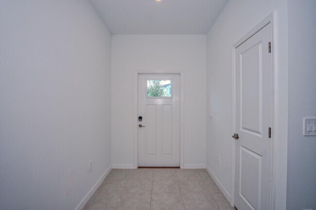 Building Photo - 2567 Sunray Venue Dr