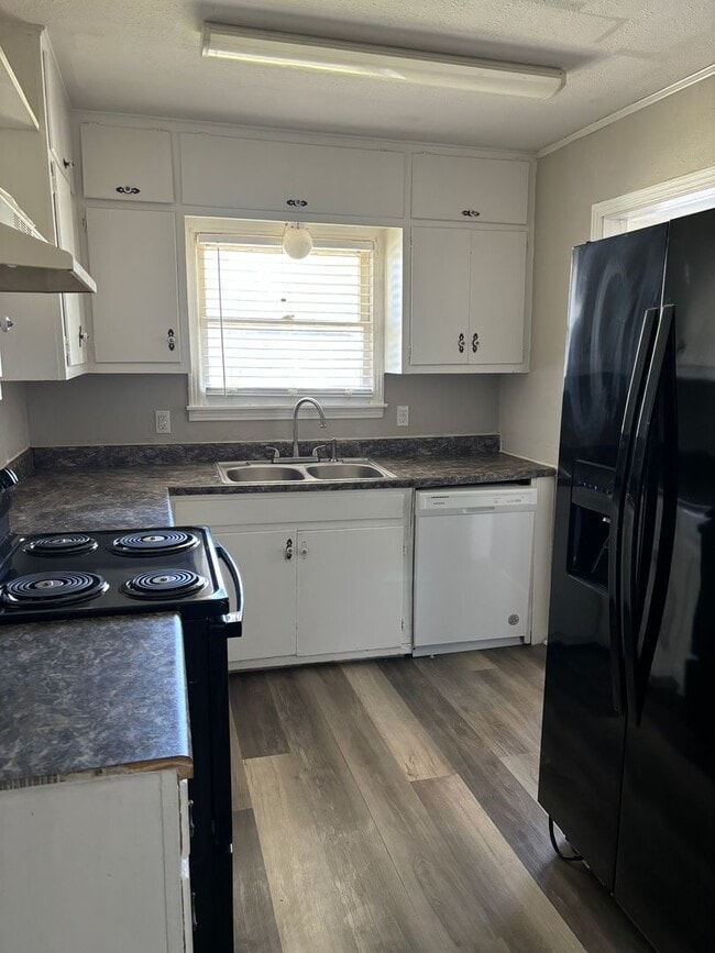 Building Photo - 3/1/1 Near Fairview Park in Sherman!