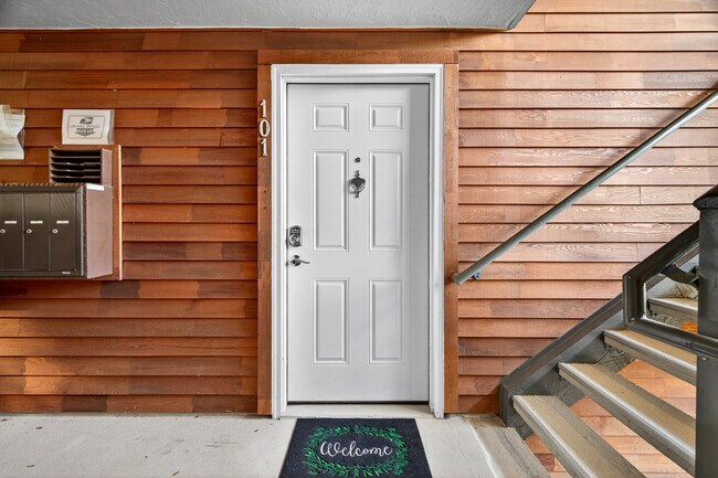 Unidad de entrada frontal 101 - 3053 14th Ave W