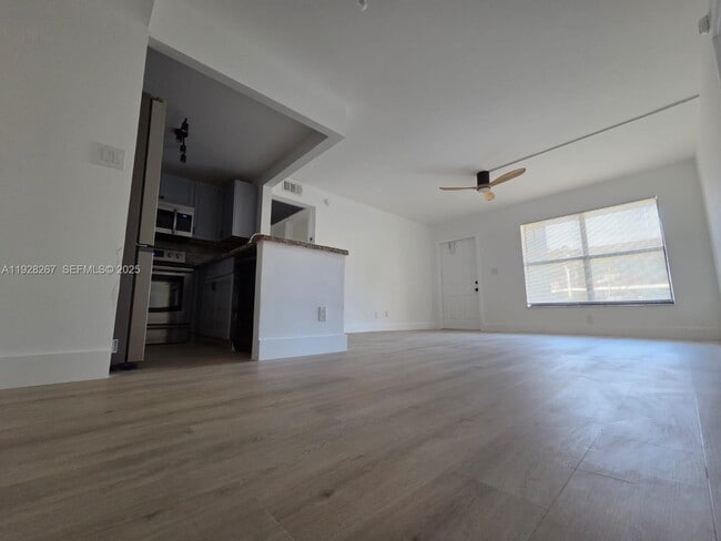 Foto del edificio - 10023 Winding Lake Rd