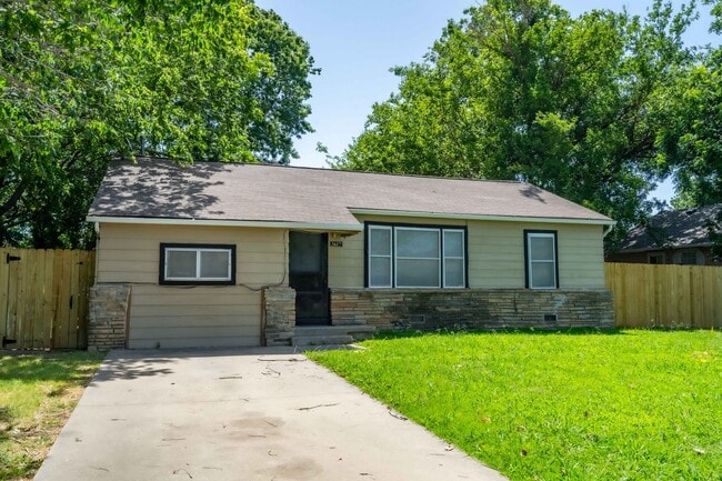 Building Photo - 3 Bed | 1 Bath in Midtown!