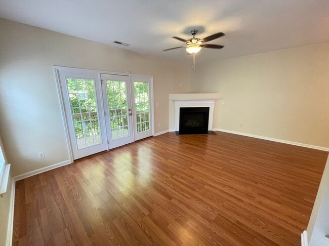 Foto del edificio - Beautiful 3 Bedroom End-Unit Townhouse