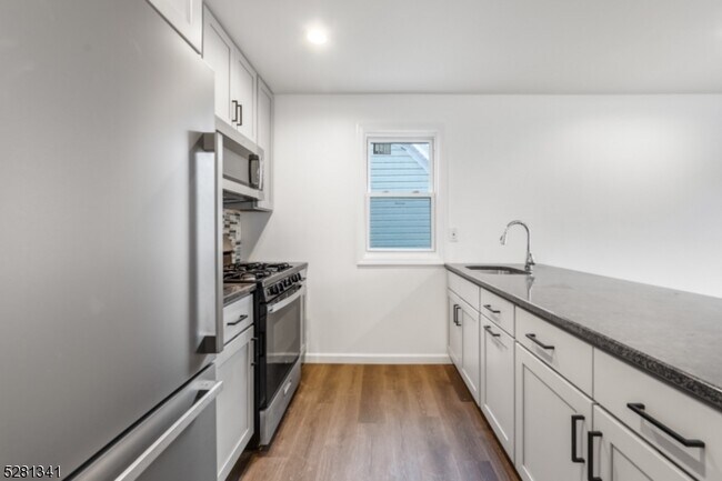 Building Photo - 34 Palm St