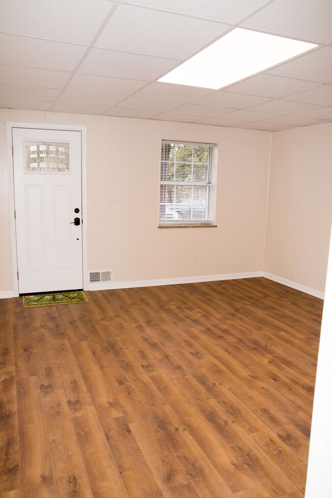 Building Photo - 801 Diamond Ct