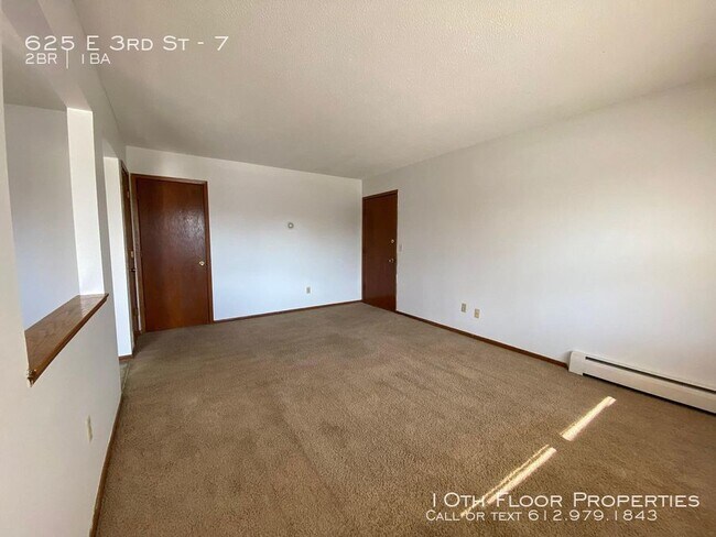 Building Photo - 625 E 3rd St- 2 beds, 1 full bath