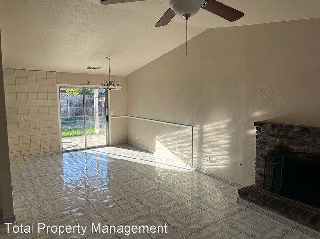 Foto del edificio - 3 br, 2 bath House - 2425 N. Sowell Ct.