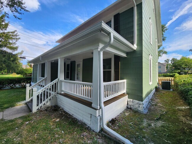 Foto del edificio - Spacious 5-Bedroom, 2-Bathroom Home AVAILA...