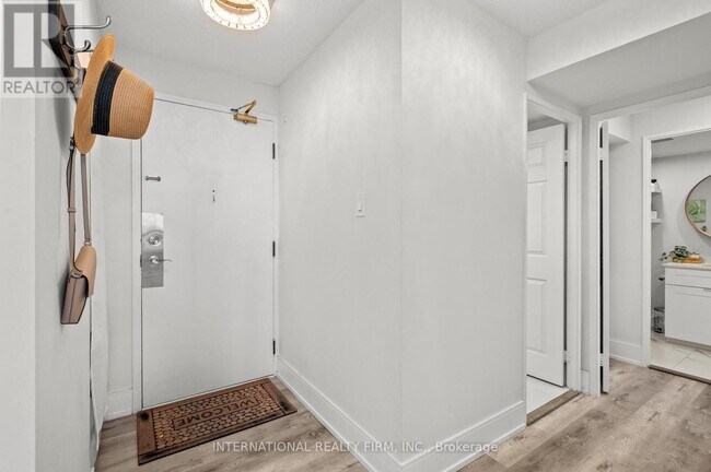 Photo du bâtiment - 4460-4460 Tucana Ct