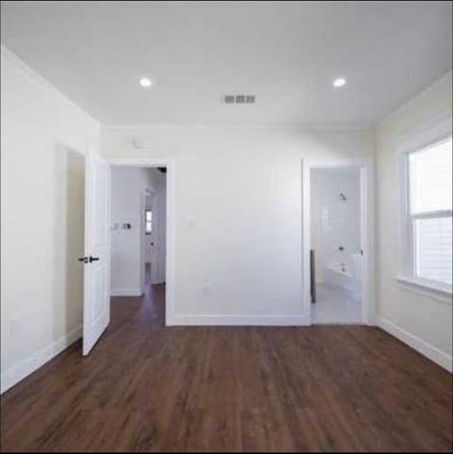 Building Photo - 4279 Walton Ave