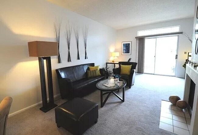 Building Photo - Beautifully updated 2-2 Condo with attache...
