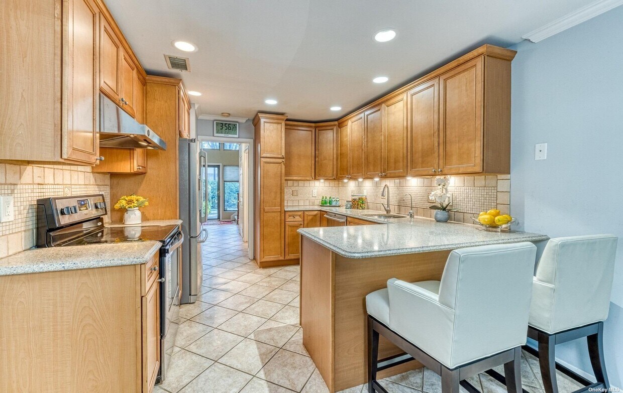 39 Wimbledon Dr Unit 1, Roslyn, NY 11576 Apartments in Roslyn, NY