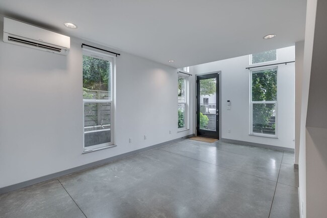 Building Photo - 2 bedroom open lay out townhome in Georget...