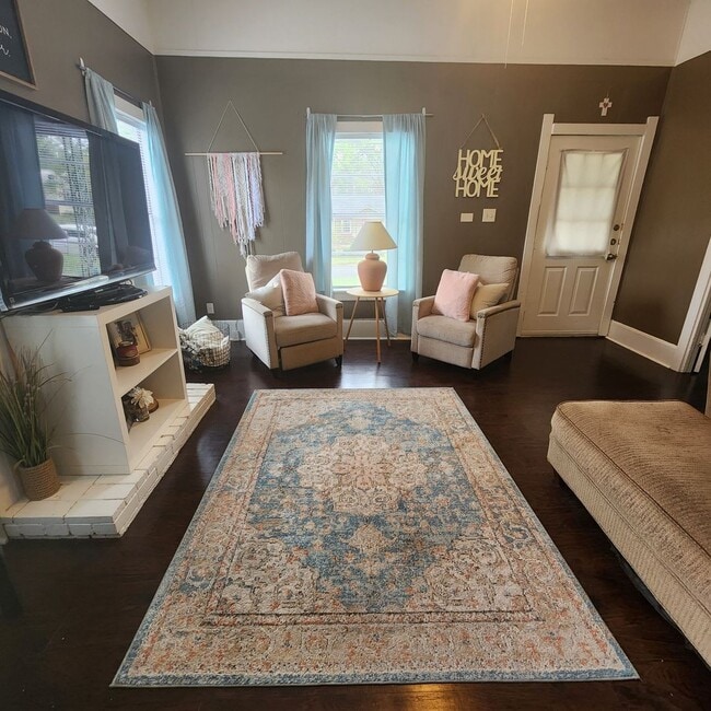 Foto del edificio - Four Bedroom Home Available in July