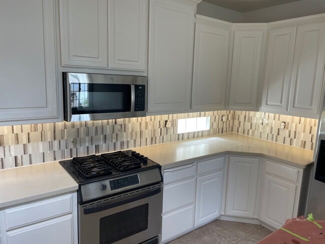 Building Photo - Contemporary Beautiful Spacious 4 bed 3 bath home