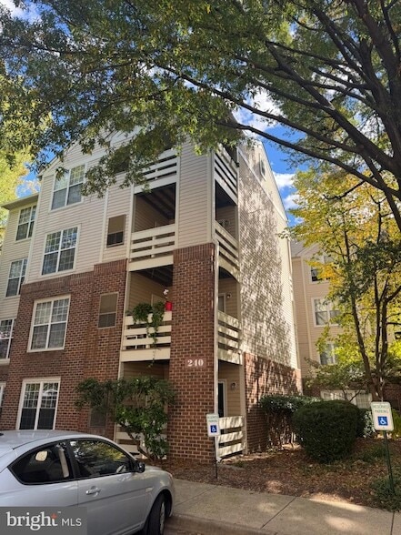 Building Photo - 240 S Reynolds St