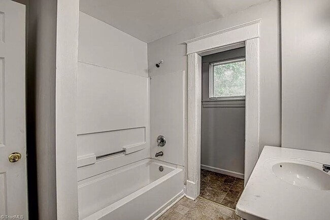 Building Photo - 4 Bedrooms on 4th St!
