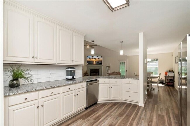 Building Photo - Beautifully Remodeled Home on Lake Forest ...