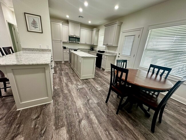 Building Photo - 2306 Timberlane Dr