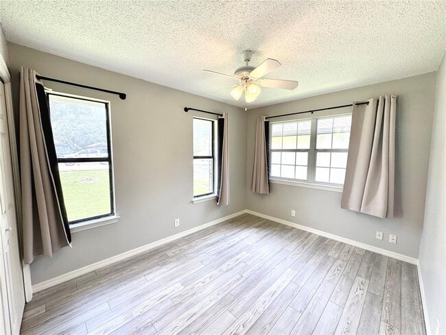 Building Photo - 1401 Somerset Dr